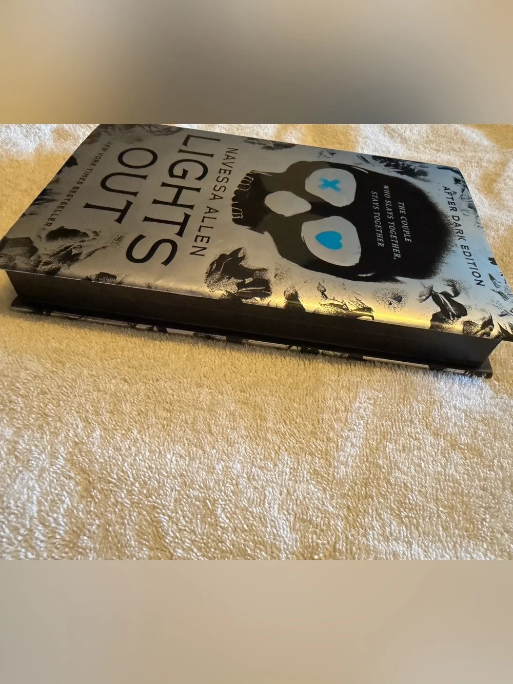 Lights Out special edition signed - Navessa Allen - Picture 2 of 5